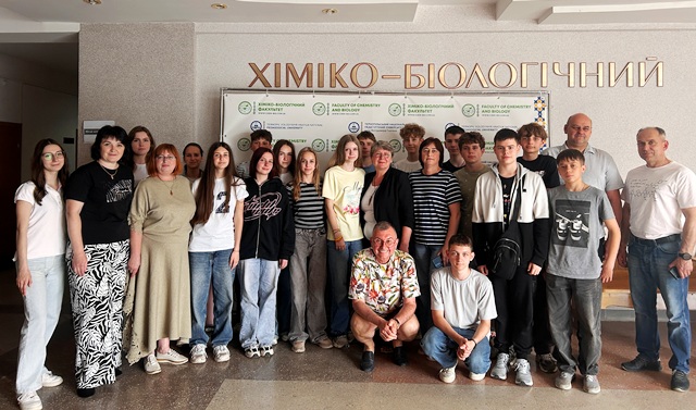 Спільне фото учасників та організаторів літньоїбіологічної школи.